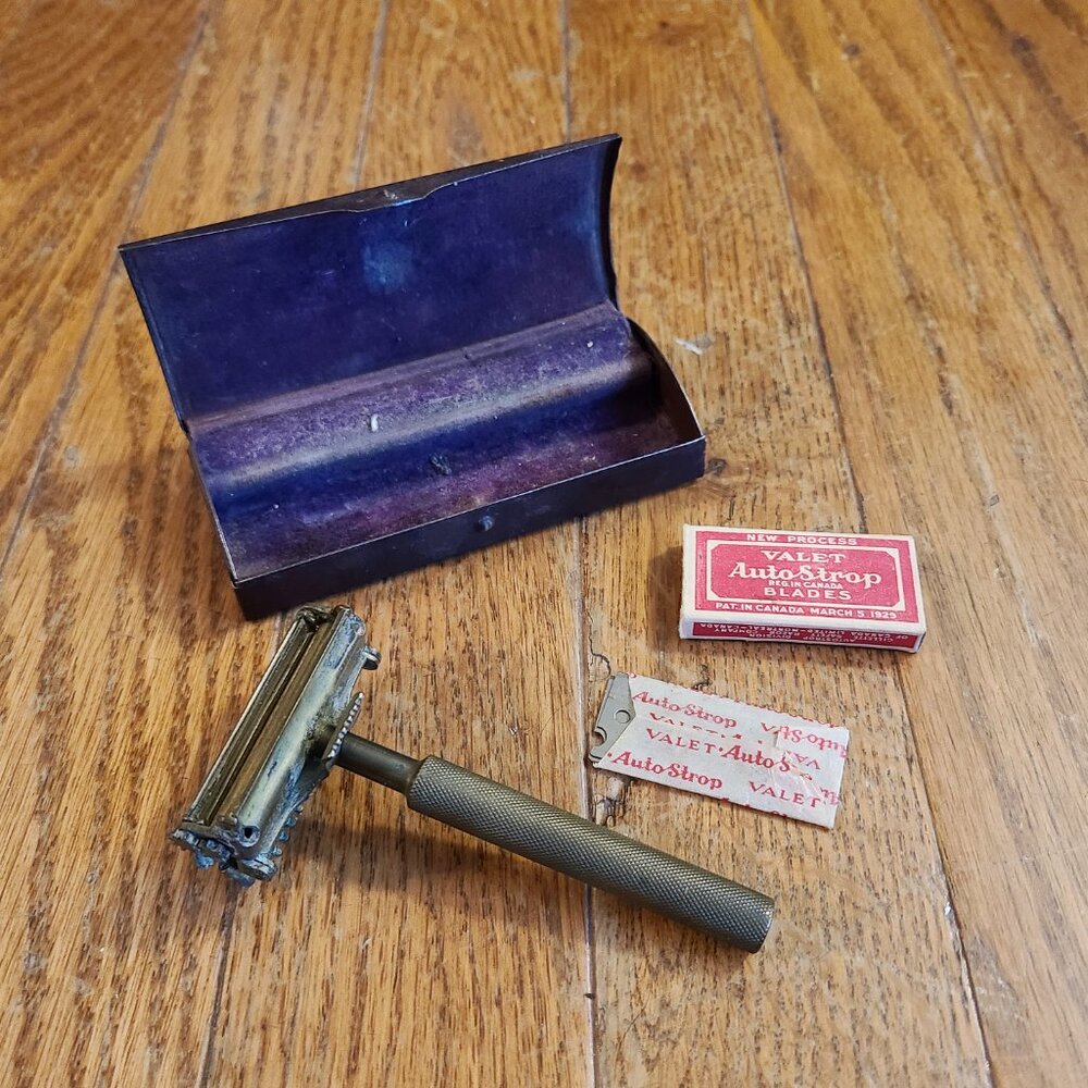Vintage VALET Auto-Strop Razor, With Purple Velvet Lined Metal Case, Canada